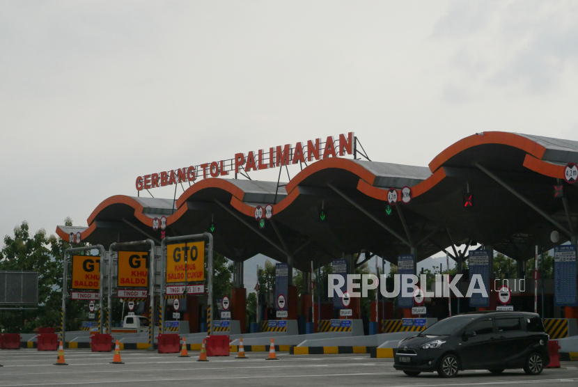 Kendaraan melintas di Gerbang Tol Palimanan, Cirebon (ilustrasi). Badan Pengatur Jalan Tol (BPJT) Kementerian Pekerjaan Umum dan Perumahan Rakyat (PUPR) meniadakan transaksi kendaraan di Gerbang Tol (GT) Palimanan Utama di Cirebon, Jawa Barat mulai tanggal 22 April sampai arus mudik Lebaran 2022.