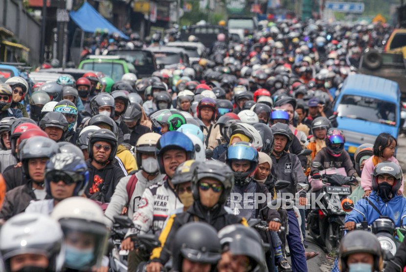 Kendaraan wisatawan memadati Jalan Raya Puncak, Cisarua, Kabupaten Bogor, Jawa Barat. Polri menyiapkan rekayasan lalu lintas jika terjadi kepadatan selama libur panjang.