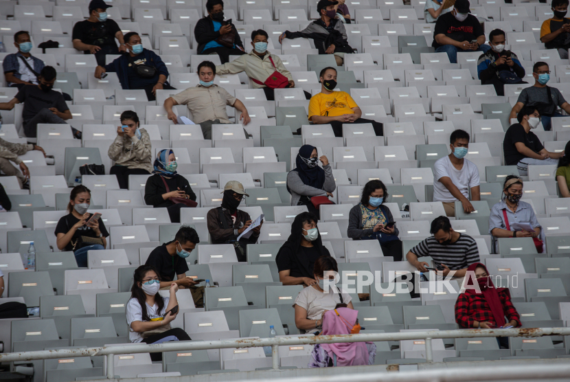 Tenaga kesehatan menyuntikan vaksin Covid-19 kepada warga berusia 12-17 tahun di Stadion Utama Gelora Bung Karno, Jakarta. Polisi menetapkan seorang satpam Stadion Gelora Bung Karno (GBK) sebagai tersangka dalam kasus pemukulan terhadap mahasiswa yang bermula karena sertifikat vaksin. Ia pun langsung ditahan. 
