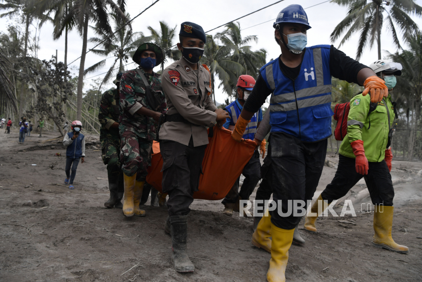 Tim SAR gabungan mengevakuasi jenazah korban yang tertimbun material guguran awan panas Gunung Semeru saat operasi pencarian korban di Desa Sumberwuluh, Lumajang, Jawa Timur, Senin (6/12/2021). Berdasarkan laporan Badan Nasional Penanggulangan Bencana (BNPB), jumlah korban meninggal hingga pukul 11.10 WIB hari ini  berjumlah 15 orang dan 27 orang masih dalam proses pencarian. 