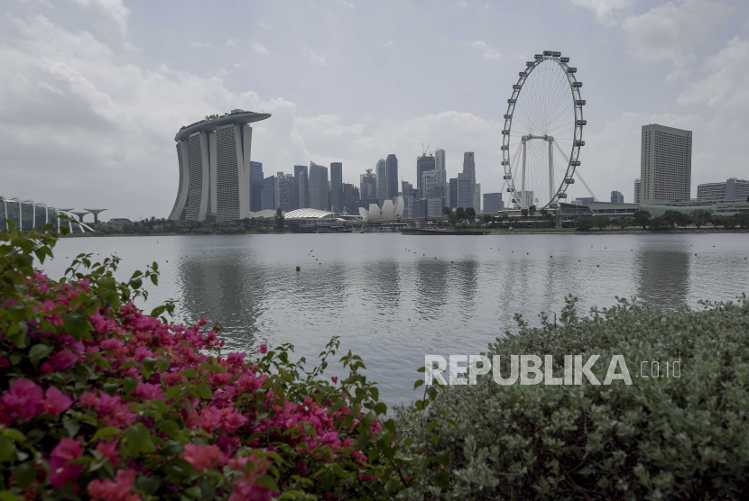 Cakrawala distrik keuangan di seberang Gardens by the Bay East di Singapura, 15 Februari 2021. Otoritas Singapura pada Jumat (4/2/2022) melaporkan rekor 13.046 kasus COVID-19 lokal yang jumlahnya tiga kali lipat dari sehari sebelumnya.