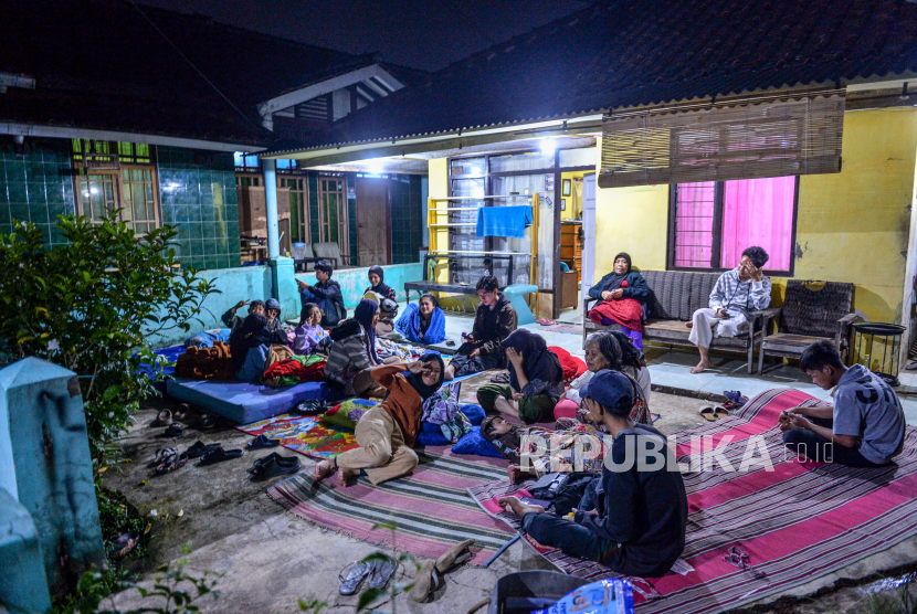 Warga mengungsi di depan rumahnya pascagempa di Sumedang, Jawa Barat. BMKG mengimbau warga Sumedang tetap berhati-hati terhadap kemungkinan gempa susulan. 