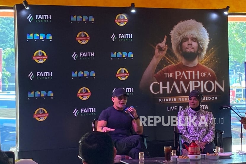 Promotor dan Perwakilan MadaLive, Ria R. Christiana bersama Deddy Corbuzier saat menggelar konferensi pers terkait kedatangan atlet MMA Khabib Nurmagomedov ke Jakarta di daerah Kemang, Jakarta Selatan, Jumat (13/9/2024).