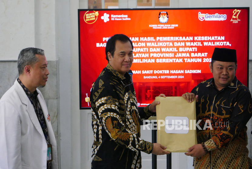 Dirut RSHS Rachim Dinata Marsidi menyerahkan hasil pemerikasaan kesehatan kepada Kabupaten Majalengka saat Penyampaian Hasil Pemerikasaan Kesehatan Bagi Bakal Calon Wali Kota dan Wakil Wali Kota, Bupati dan Wakil Bupati di Wilayah Provinsi Jabar pada Pemilihan Serentak Tahun 2024, di Rumah Sakit Hasan Sadikin (RSHS), Kota Bandung, Rabu (4/9/2024). RSHS Bandung, resmi menyerahkan hasil pemeriksaan kesehatan pasangan calon (paslon) kepala daerah yang akan mengikuti Pilkada Serentak ke KPU. Dari hasil pemeriksaannya, para paslon dinyatakan layak untuk mengikuti Pilkada Serentak 2024.