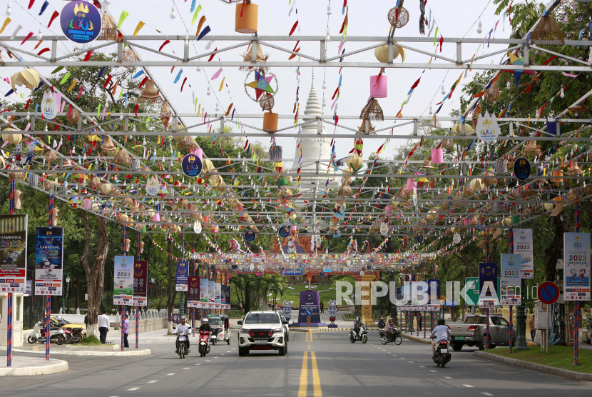 Sejumlah kendaraan melewati spanduk yang mengiklankan Pesta Olahraga Asia Tenggara (SEA Games) Ke-32 mendatang di Phnom Penh, Kamboja, (27/4/2023). SEA Games Ke-32 akan berlangsung dari 5 hingga 17 Mei 2023 di Phnom Penh dan empat daerah tetangga.