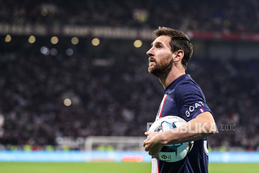 Pemain Paris Saint Germain Leo Messi beraksi selama pertandingan sepak bola Ligue 1 Prancis antara Olympique Lyonnais dan Paris Saint-Germain (PSG) di Decines, dekat Lyon, Prancis, 18 September 2022.