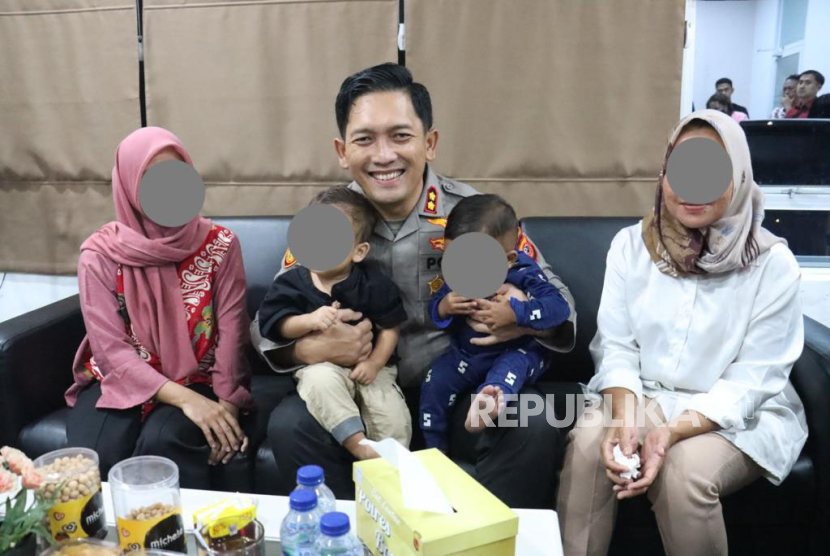 Kapolres Bogor AKBP Rio Wahyu Anggoro, bersama dua bayi tertukar, GB (1) dan GL (1), dan ibunya. 