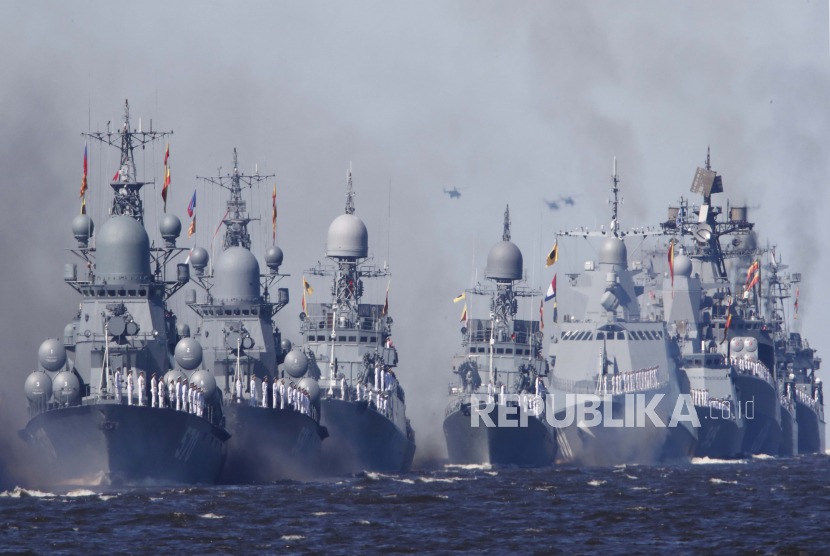 Parade kapal perang Rusia di St. Petersburg. Rusia mengeklaim AS berupaya untuk menyusup ke perairan teritorialnya.