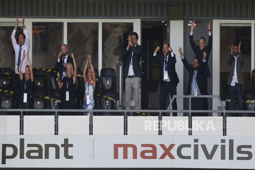 Direktur dan staf Leeds United bertepuk tangan dari tribun sebelum pertandingan sepak bola antara Derby County v Leeds United di Pride Park, Derby, Inggris, Ahad (19/7/2020).