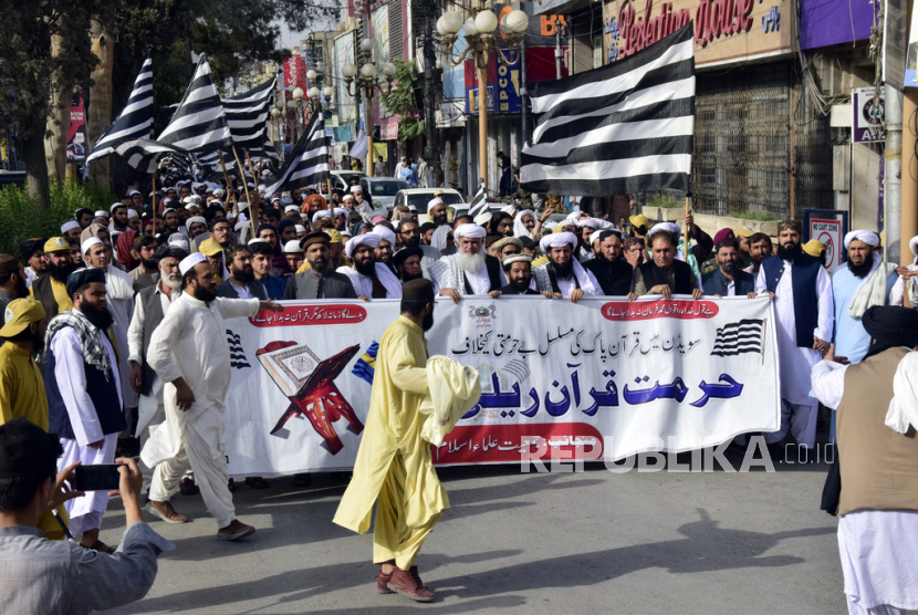 Pendukung partai Islam Jamiat Ulema e-Islam berunjuk rasa menentang pembakaran Alquran, Ahad (23/7/2023).