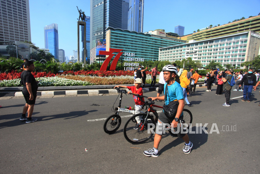 Sejumlah warga beraktivitas saat berlangsungnya hari bebas kendaraan bermotor (HBKB) di Bundaran Hotel Indonesia, Jakarta. Dishub DKI mengkaji pengaturan pengunjung membawa hewan peliharaan di HBKB.