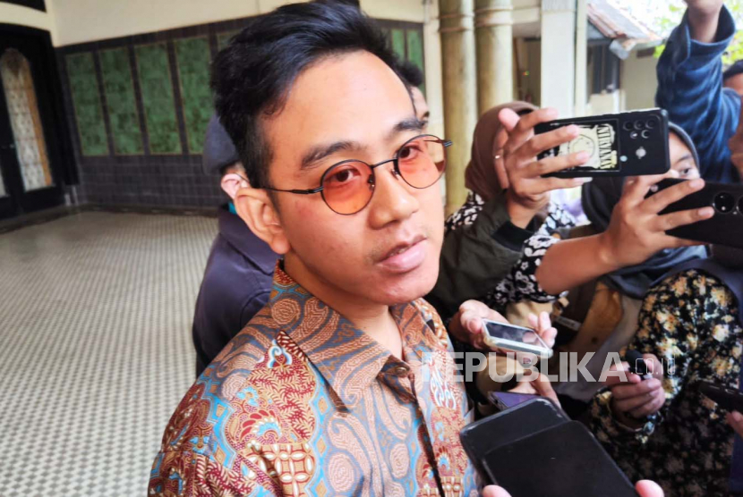 Gibran Rakabuming Raka. Walkot Solo Gibran Rakabuming mengaku tak disangksi lagi karena bertemu Prabowo.