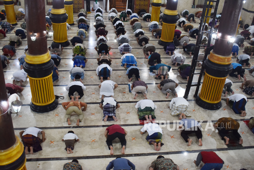MUI Palu: Corona Musuh Semua Umat Beragama. Umat Islam melaksanakan shalat Jumat di Masjid Agung Baitul Hakim, Kota Madiun, Jawa Timur, Jumat (24/4).