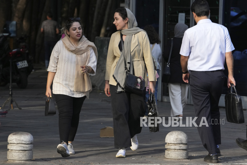 Iran mengesahkan Rancangan Undang-Undang (RUU) yang memperketat hukuman bagi perempuan yang melanggar aturan berpakaian 