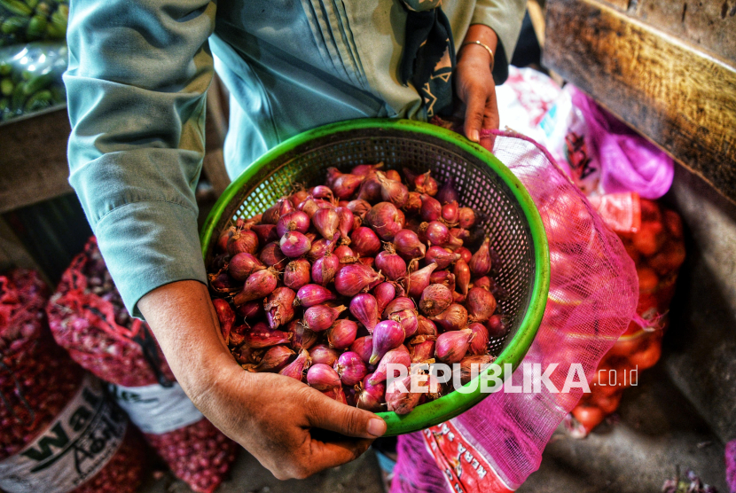 Pedagang membawa bawang merah untuk ditimbang di Pasar Senen, Jakarta, Senin (2/12/2024). 