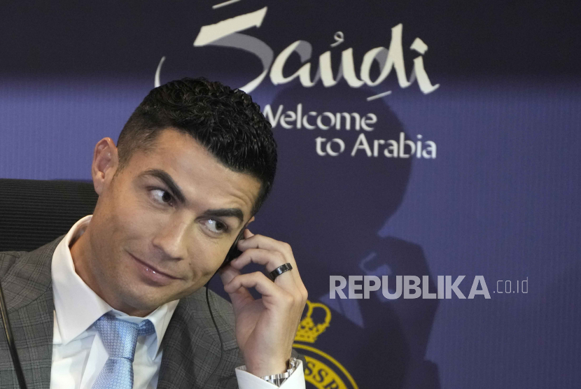  Cristiano Ronaldo berbicara saat konferensi pers untuk perkenalan resminya sebagai anggota baru klub sepak bola Al Nassr di Riyadh, Arab Saudi, Selasa, 3 Januari 2023. 