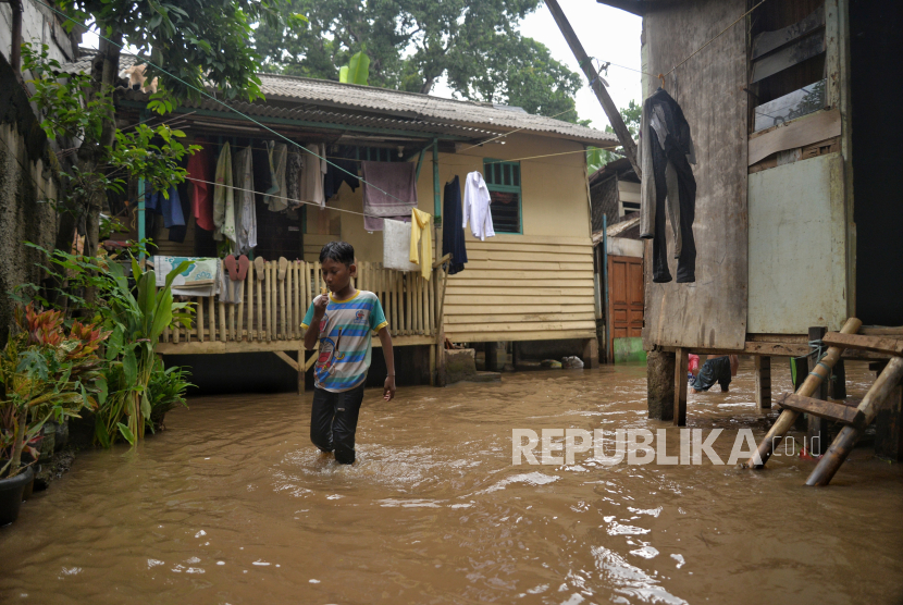 Banjir melanda pemukiman warga di Kawasan Cipinang Melayu, Jakarta beberapa waktu lalu