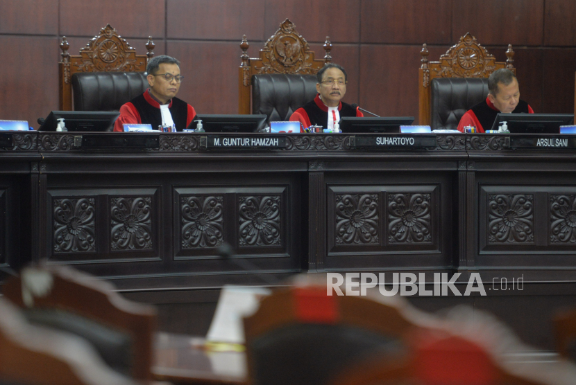 Ketua Mahkamah Konstitusi (MK) Suhartoyo (tengah) memimpin jalannya sidang pendahuluan pengujian materiil Undang-Undang tentang Pemilihan Umum di Ruang Sidang MK, Jakarta, Kamis (7/8/2024).