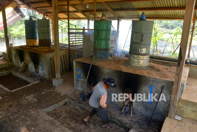 Petani menyuling minyak atsiri dari tanaman nilam  (Pogostemon cablin) di daerah pedalaman Desa Geunteut, Kecamatan Lhoong, Kabupaten Aceh Besar, Aceh, Sabtu (10/9/2022). 