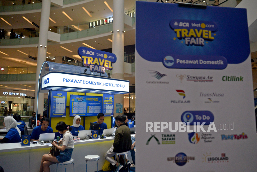 Pengunjung mencari informasi tiket dan peket wisata dalam BCA tiket.com Travel Fair 2023 di Atrium Utama Mal Gandaria City, Jakarta, Jumat (22/9/2023).