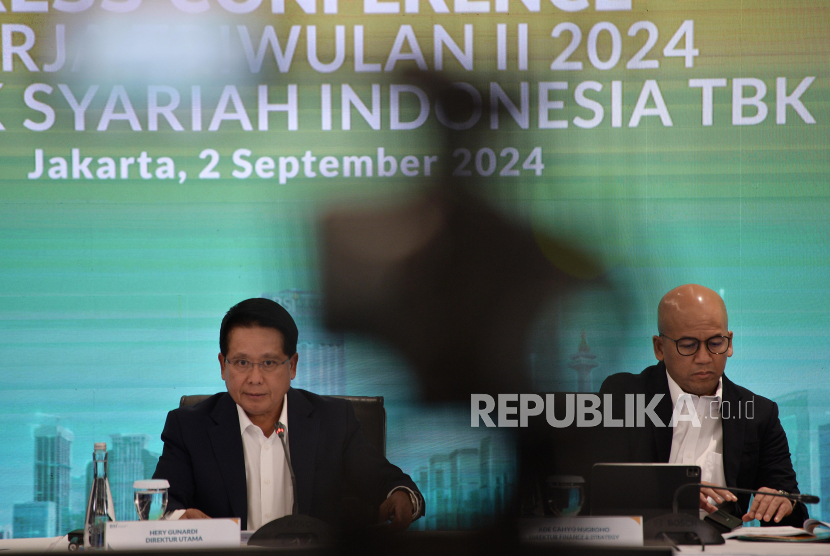 Direktur Utama BSI Hery Gunardi (kiri) bersama Direktur Finance & Strategy Ade Cahyo Nugroho saat Press Conference Kinerja Triwulan II/2024 BSI di Jakarta, Senin (2/9/2024). 