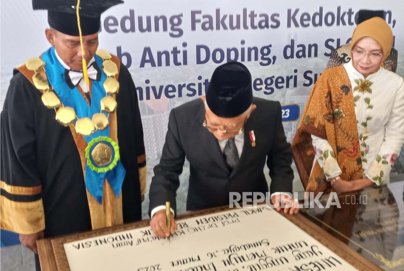 Wakil Presiden Maruf Amin meresmikan Gedung Fakultas Kedokteran, Lab Anti Doping dan SLOMPN Universitas Negeri Surabaya, Jawa Timur, Kamis (16/3/2023).