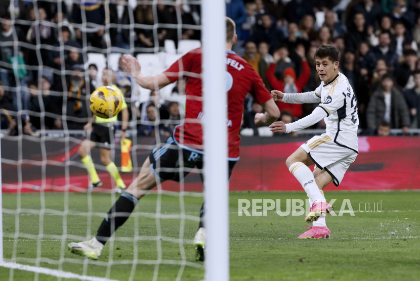 Arda Guler (kanan) dari Real Madrid beraksi mencetak gol 4-0 pada pertandingan sepak bola LaLiga Spanyol antara Real Madrid dan Celta de Vigo, di Madrid, Spanyol, Senin (11/3/2024) dini hari WIB.