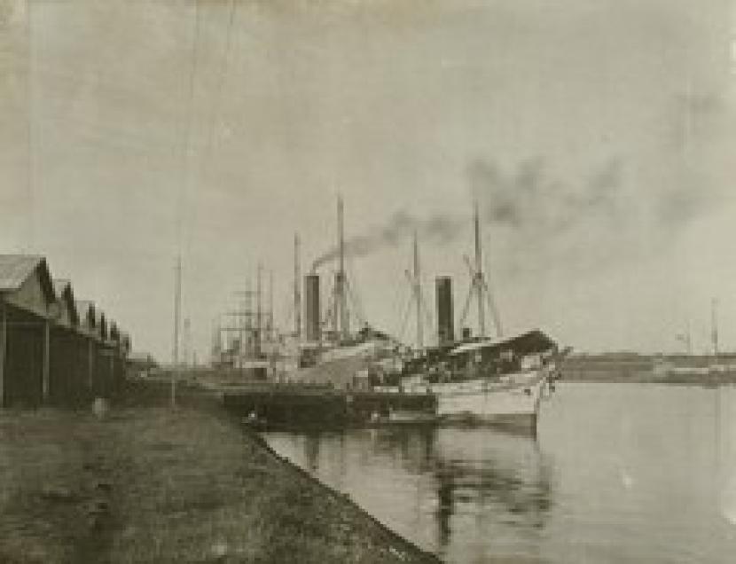 Pelabuhan Tanjung Priok. Gempa yang mengguncang Batavia membuat Pelabuhan Sunda Kelapa rusak sehingga Pemerintah Hindia Belanda memutuskan membangun pelabuhan baru di Tanjung Priok. Foto: IST.