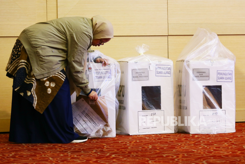 Petugas Kelompok Penyelenggara Pemungutan Suara Luar Negeri metode Kotak Suara Keliling bersiap mengikuti rekapitulasi perhitungan hasil pemungutan suara ulang (PSU) di Kuala Lumpur, Malaysia, Senin (11/3/2024). Komisi Pemilihan Umum melaksanakan rekapitulasi hasil PSU Pemilu 2024 dengan daftar pemilih tetap luar negeri untuk PSU di Kuala Lumpur mencapai 62.217 orang yang terdiri dari 42.372 orang pemilih TPSLN dan 19.845 orang pemilih kotak suara keliling.