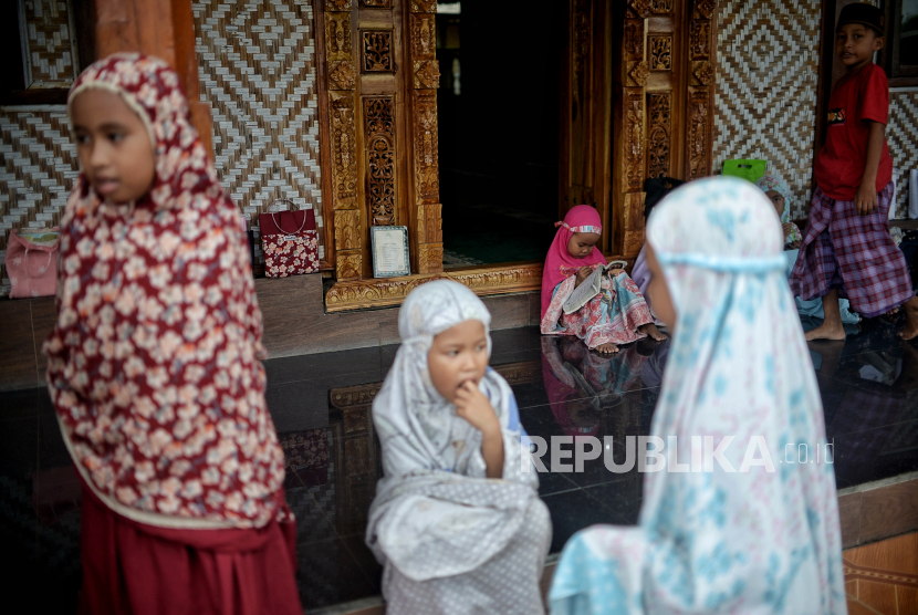 Anak mengaji di Masjid Nur Syahada di kampung Sade, Desa Rembitan, Lombok Tengah, NTB, Senin (21/3/2022). 