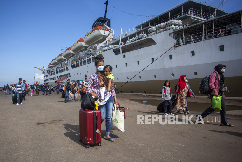 Sejumlah penumpang turun dari KM Kelud yang baru bersandar di Pelabuhan Batu Ampar, Batam, Kepulauan Riau, Ahad (9/4/2023).