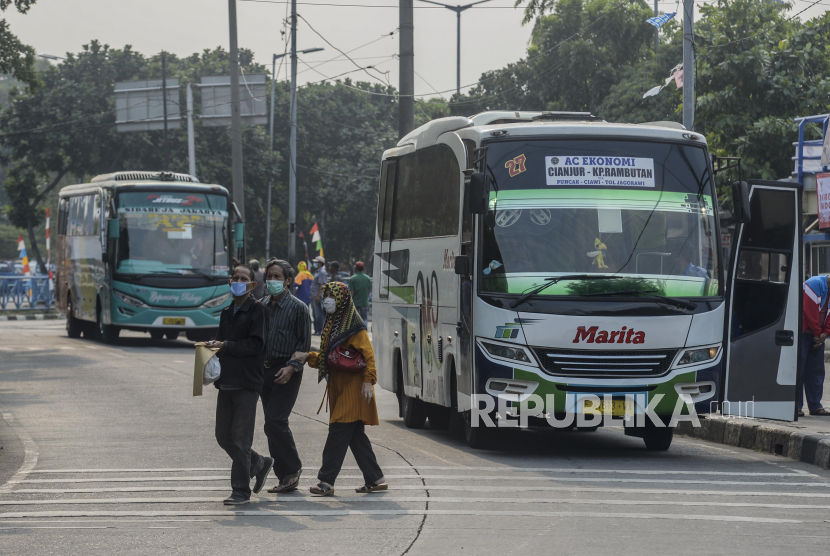 Sejumlah penumpang saat tiba di Terminal Kampung rambutan, Jakarta, Kamis (6/8). Operator Terminal Kampung Rambutan, Jakarta Timur, melaporkan jumlah penumpang ke luar Jakarta meningkat sekitar 50 persen dibanding hari biasa, pada saat Pembatasan Sosial Berskala Besar (PSBB) transisi, Senin (26/10). 