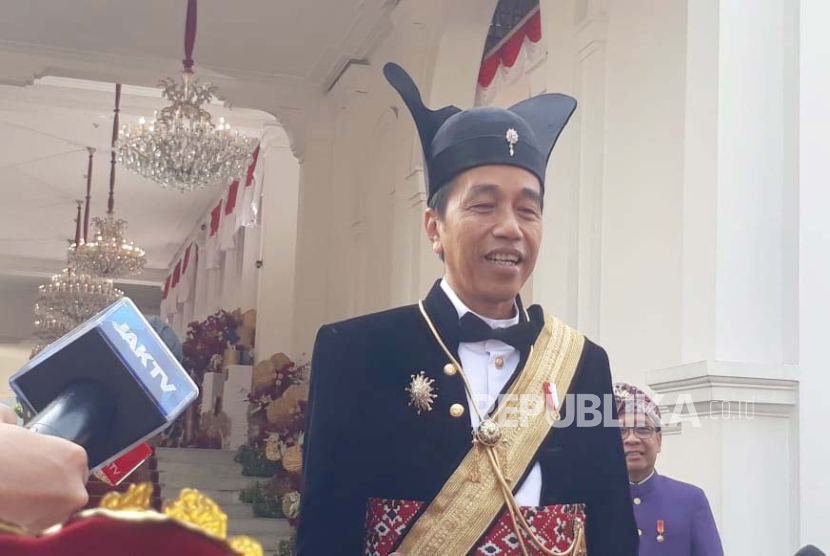 Presiden Jokowi mengenakan pakaian adat Ageman Songkok Singkepan Ageng yang dkkenakan oleh para Raja Pakubuwono Surakarta, saat menghadiri di perayaan HUT RI ke-78 di halaman depan Istana Merdeka Jakarta, Kamis (17/8/2023).
