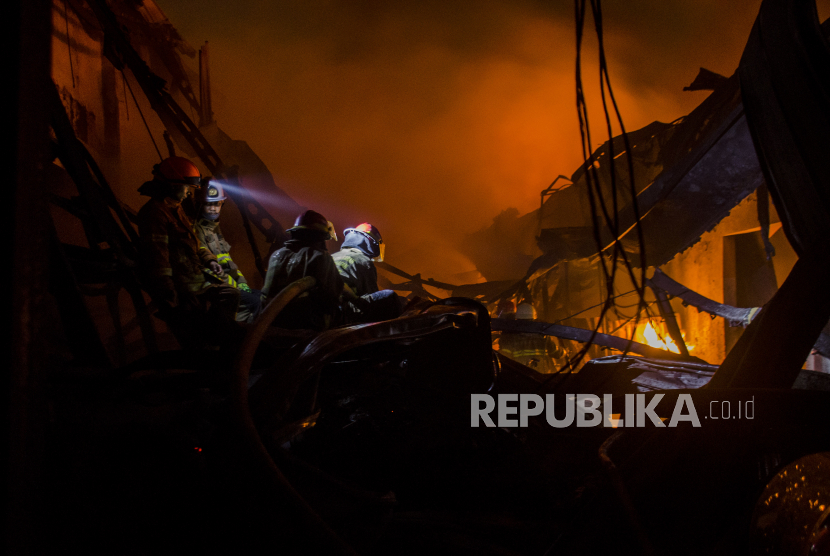 Pabrik kayu lapis di Temanggung dilalap api pada Kamis dini hari. Ilustrasi.