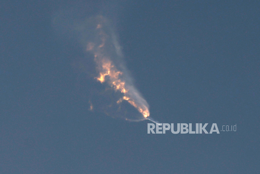 Roket Starship tampak meledak di udara tak lama setelah berhasil meluncur.