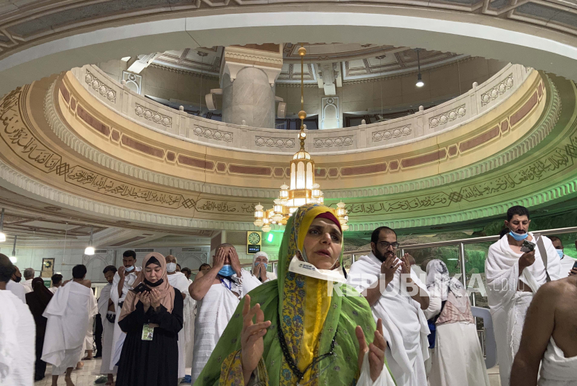 Jamaah Haji berdoa di Masjidil Haram selama ziarah kecil, yang dikenal sebagai Umrah, di kota suci Muslim Mekkah, Arab Saudi, Ahad, 6 Maret 2022. Arab Saudi mengumumkan bahwa Diputuskan untuk mengakhiri tindakan pencegahan dan pencegahan terkait dengan memerangi pandemi Covid-19, kantor berita negara melaporkan.