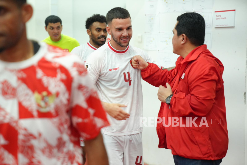 PSSI Chairman Erick Thohir cheers up the Indonesian national team players in the players' locker room after the 2026 World Cup qualification match between Indonesia against the Philippines at GBK Utama Stadium, Senayan, Jakarta, Tuesday (11/6/2024). The Indonesian national team has just carved history with the latest FIFA format after a 2-0 win over the Philippines. Indonesia made it to the Third Round in the 2026 World Cup qualifiers, while securing a spot for the upcoming 2027 Asian Cup.