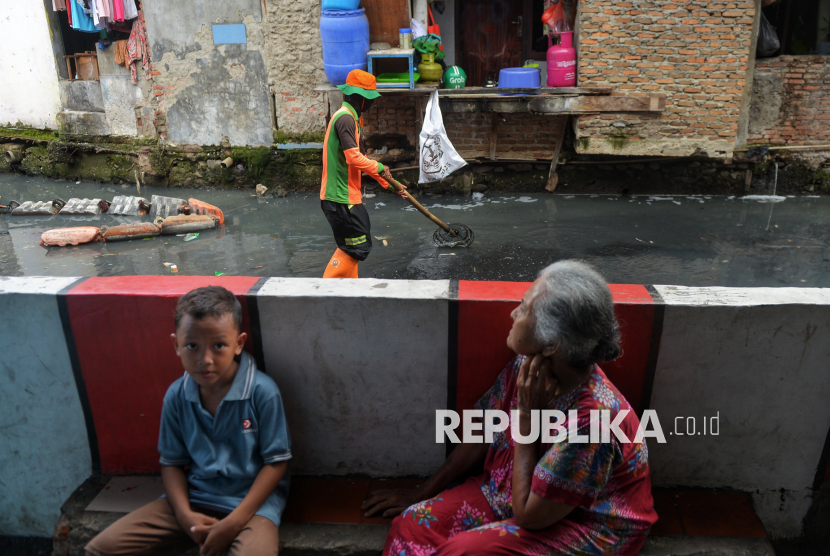 Petugas Unit Penanganan Sampah (UPS) Badan Air membersihkan aliran Kali Krukut dari sampah di kawasan Kebon Melati, Jakarta, Rabu (5/11/2025). Pembersihan sampah serta pengerukan sedimen tanah dan lumpur dilakukan untuk mengatasi pendangkalan yang selama ini menjadi penyebab banjir di kawasan padat penduduk. Pendangkalan membuat aliran air tersendat, terutama saat curah hujan tinggi. Pemerintah Provinsi DKI Jakarta mengimbau masyarakat untuk turut menjaga kebersihan lingkungan dengan tidak membuang sampah ke saluran air. Kolaborasi antara pemerintah dan warga dinilai penting untuk mewujudkan Jakarta yang bebas banjir dan lebih nyaman ditinggali.