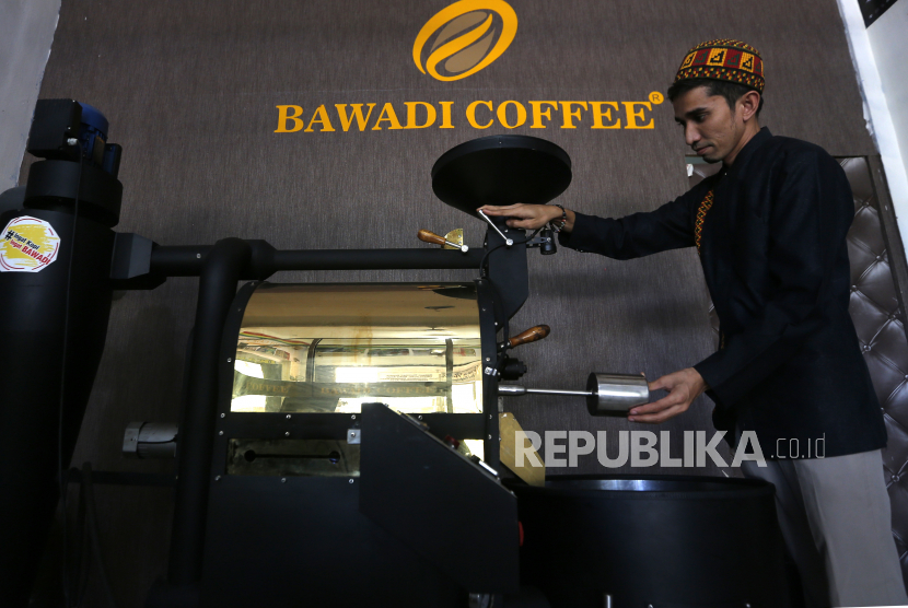 Pelaku usaha mikro kecil menengah (UMKM) mengolah dan menggiling kopi arabika untuk dijual dengan cara daring (online) di Banda Aceh, Aceh, Minggu (9/8/2020). Selain memasarkan produk dengan cara tatap muka, para pelaku UMKM juga menjual berbagai hasil usaha dengan cara online sebagai salah satu upaya mencegah penularan COVID-19. 