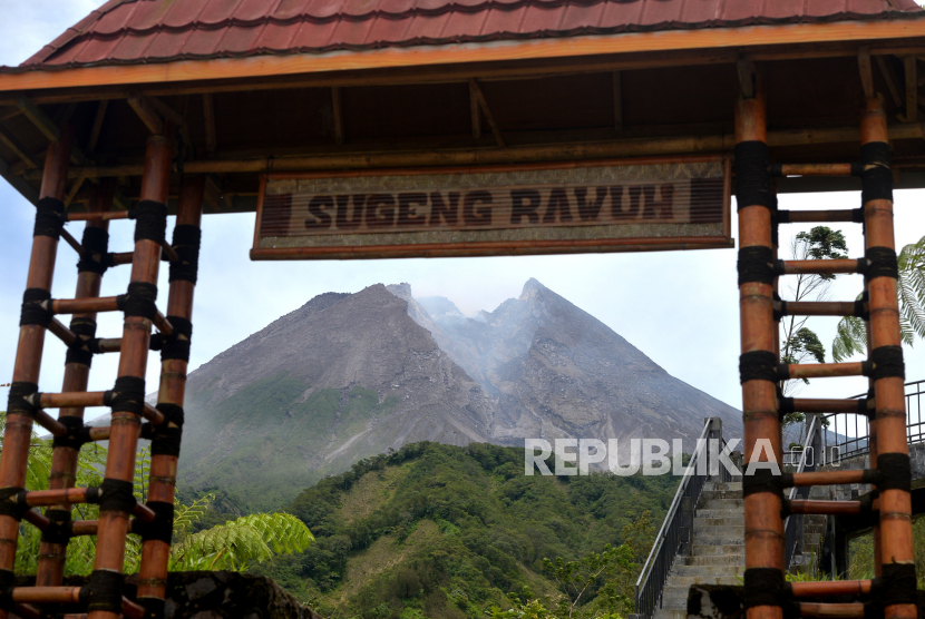 Visual Gunung Merapi terlihat jelas dari Klangon, Sleman, Yogyakarta. Hampir dua tahun status Gunung Merapi masih siaga atau sejak 5 November 2020. Sementara itu, tidak teramati perubahan signifikan kubah Barat Daya dan kubah Tengah. Untuk volume kubah lava barat daya sebesar 1,6 juta meter kubik dan kubah tengah sebesar 2,7 juta meter kubik. Potensi bahaya saat ini berupa guguran lava dan awan panas pada sektor Selatan dan Barat Daya.