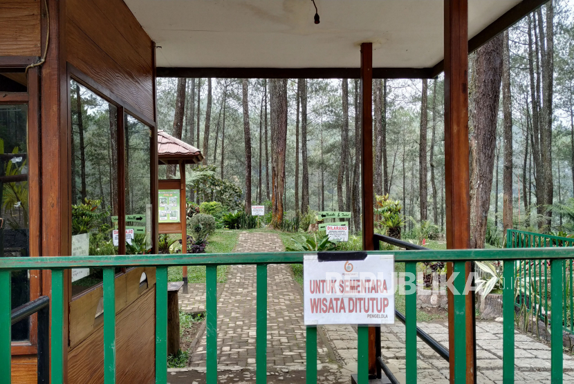 Tulisan pengumuman tutup dipasang di pintu masuk wisata hutan pinus PAL 16 Perhutani di Jalan Tangkuban Parahu, Kecamatan Lembang, Kabupaten Bandung Barat (KBB), ditutup, Sabtu (8/5). Seluruh tempat wisata di KBB ditutup kembali terhitung mulai 7 hingga 14 Mei 2021. Penutupan objek wisata merupakan buntut kembalinya wilayah KBB ke zona merah atau resiko tinggi penyebaran Covid-19.