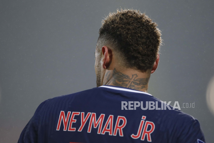Sebuah tato terlihat di leher PSG Neymar selama pertandingan sepak bola Piala Champions antara Paris Saint-Germain dan Olympique Marseille di stadion Bollaert di Lens, Prancis utara, Rabu, 13 Januari 2021. 