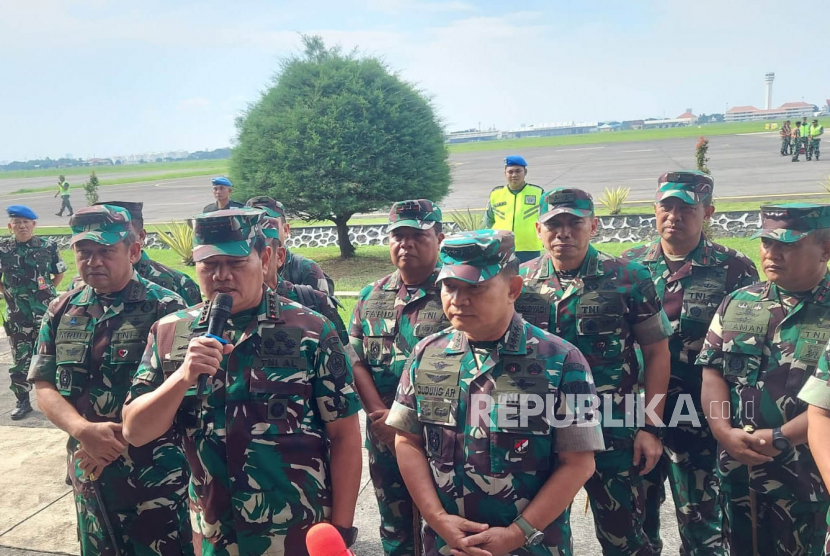 Panglima TNI Laksamana Yudo Margono memaparkan perkembangan usai terjadinya bentrokan antara 36 prajurit TNI dengan Kelompok Sparatis Teroris (KST) Papua. Keterangan tersebut disampaikan Yudo di Base Ops Lanudal Juanda, Sidoarjo, Selasa (18/4/2023). 