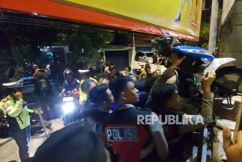 Polisi dibantu warga mengevakuasi sepeda motor yang tertabrak truk blong di simpang exit tol Bawen, Kecamatan Bawen, Kabupaten Semarang. Tiga orang meninggal dunia dalam kecelakaan yang diduga dipicu truk yang mengalami rem blong.Sabtu (23/9/2023).