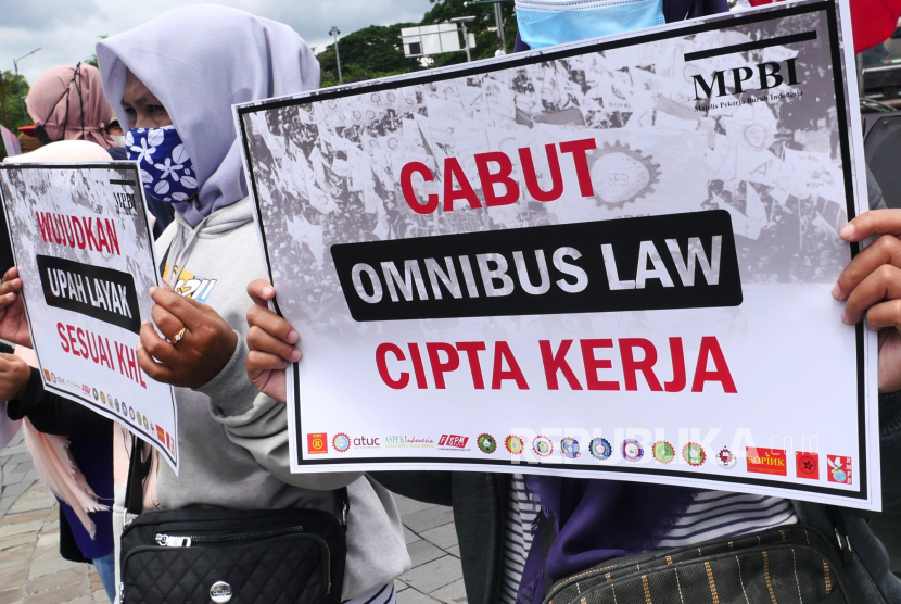 Peserta aksi dari Majelis Pekerja Buruh Indonesia (MPBI) saat aksi di Titik Nol Yogyakarta, Rabu (24/11). Dalam aksi ini mereka menuntut penetapan UMK DIY 2022 berdasarkan kebutuhan hidup layak. Selain itu menuntut pencabutan UU Cipta Kerja 11/2020 beserta PP turunannya.