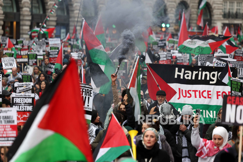 Pengunjuk rasa pro-Palestina mengangkat spanduk, bendera, dan plakat saat demonstrasi di London, Sabtu, (3/2/2024).