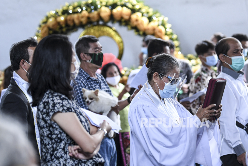 Umat Kristiani mengikuti ibadah Misa Natal di Gereja GPIB Sion, Tamansari, Jakarta Barat, Jumat (25/12/2020). 