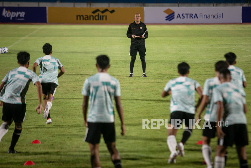 Pelatih Timnas Indonesia U-16 Nova Arianto mengamati timnya saat latihan jelang pertandingan AFF U-16 melawan Timnas Singapura di Stadion UNS, Solo, Jawa Tengah, Kamis (20/6/2024). Pada Piala AFF U-16 Timnas Indonesia tergabung dalam grup A bersama Singapura, Laos dan Filipina. 