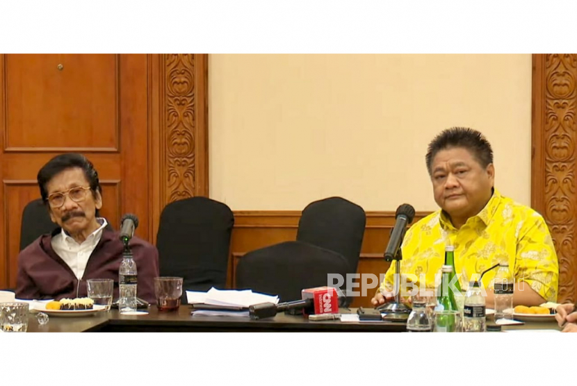 Anggota Dewan Pakar Partai Golkar, Ridwan Hisjam (kanan) dalam konferensi pers terkait peluang digelarnya Munaslub untuk menggantikan Airlangga Hartarto sebagai ketua umum Partai Golkar, di Hotel Sultan, Jakarta, Rabu (12/7/2023).