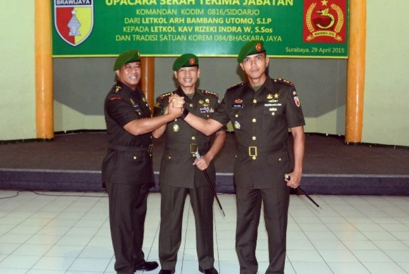 0816/Sidoarjo Letkol Kav Rizeki Indra Wijaya (kanan).